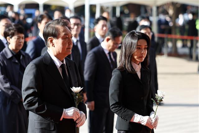 헌화하는 윤 대통령 부부 - 윤석열 대통령과 김건희 여사가 31일 오전 서울광장에 마련된 이태원 사고 사망자 합동분향소를 찾아 헌화하고 있다. 2022.10.31 대통령실 제공