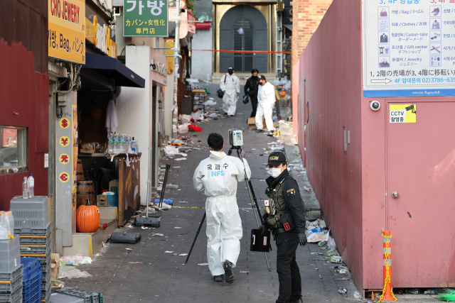 31일 오후 서울 용산구 이태원에서 국립과학수사연구원 및 경찰 관계자 등이 '핼러윈 압사 참사' 현장감식을 벌이고 있다. 연합뉴스