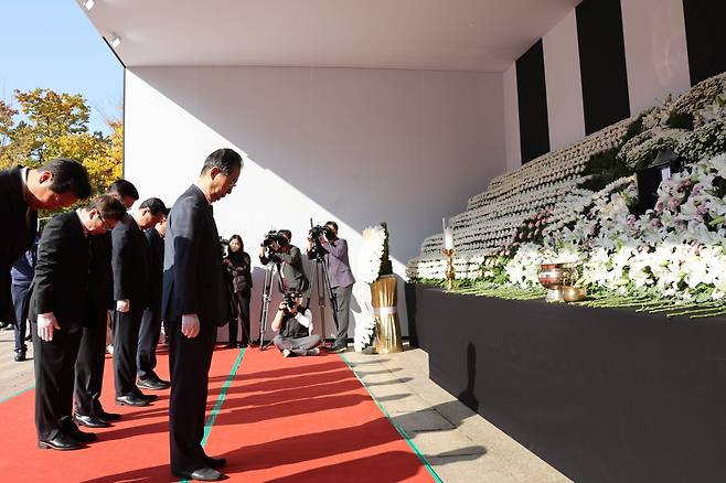 한덕수 국무총리가 10월31일 서울시청 광장에 마련된 '이태원 압사 참사' 정부합동분향소에서 묵념하고 있다. ⓒ 연합뉴스