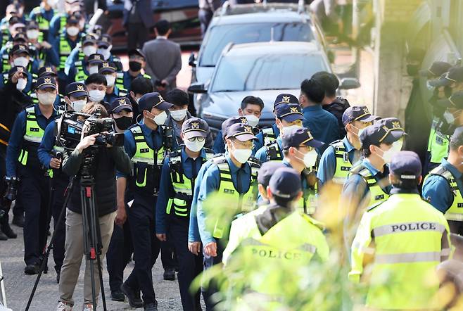 '수원 발발이'로 불린 연쇄성폭행범 박병화가 출소한 10월31일 거주지인 경기도 화성시의 원룸 주변을 경찰이 통제하고 있다. ⓒ 연합뉴스