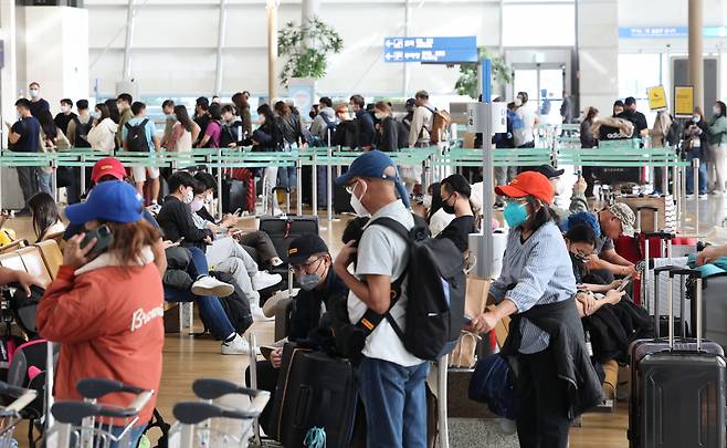 지난 26일 인천국제공항 제1여객터미널 출국장이 해외 여행객들로 붐비는 모습 ⓒ연합뉴스