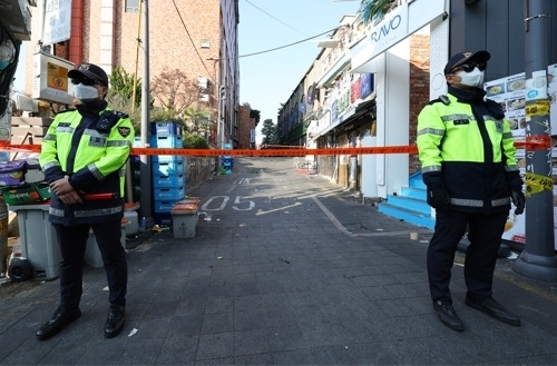 31일 경찰 관계자들이 서울 용산구 이태원 세계음식문화거리 출입을 통제하고 있다.