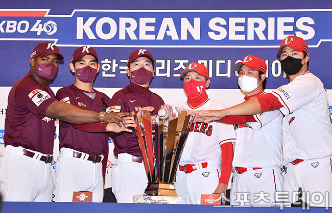 31일 인천문학종합경기장 그랜드 오스티엄 CMCC 홀에서 열린 2022 신한은행 SOL KBO 한국시리즈 미디어데이에 참석한 양 팀 사령탑 및 대표 선수들 / 사진=팽현준 기자