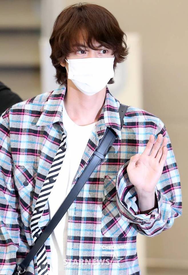 Jin returned to Korea on the afternoon of the 31st after finishing the Argentina schedule through Incheon International Airport.On this day, Jean wore a mask, dressed somewhat modestly, greeted the reporters, and calmly left the arrival hall.Jin sang along to Coldplays band on the stage of The Astronaut, which was directed in a space atmosphere, and then sang the chorus with perfect harmony with Coldplay.Since then, Jean has embraced Chris Martin with a hot embrace, communicating and radiating free energy throughout the stage.The Astronaut is an impressive combination of a calm acoustic guitar in the pop rock genre and a slowly rising synth sound.The Astronaut, which includes Jins love for Ami (BTS fandom) by participating in the songwriting, is a song that shows the face of vocalist Jin, and Coldplay participated in the collaboration, maximizing the atmosphere of the song, which is refreshing and dreamy with Jins unique sensibility.On this day, Jean said, I always greet you with the members, but I am shy and nervous because I greet you alone. I have been making songs for my birthday, It is a public song for fans, BTS Solo song, but it is the first time that an album of my name has come out.On the other hand, many people are excited about how to listen to the song. I prepared the solo single and once again felt the importance of the members.