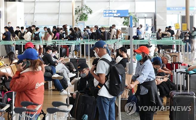 해외 항공권 발권, 1천336% 증가 (영종도=연합뉴스) 임헌정 기자 = 26일 영종도 인천국제공항 제1여객터미널 출국장이 해외 여행객들로 붐비고 있다.
    한 여행사는 1~22일 3주간 해외 항공권 발권 인원이 전년 동기 대비 1천336% 증가했다고 전날 밝혔다. 2022.10.26 kane@yna.co.kr