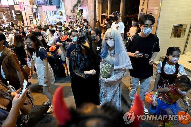 30일 홍콩 란콰이퐁에서 핼러윈을 즐기는 사람들 [AFP 연합뉴스]