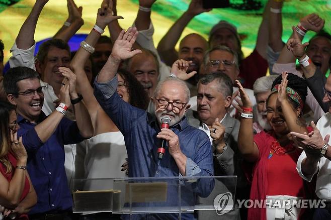 브라질 대선 결선 승리 후 축하받는 룰라 (상파울루 AP=연합뉴스) 브라질 대선 결선투표에서 승리한 루이스 이나시오 룰라 다시우바 당선인(가운데)이 30일(현지시간) 상파울루에서 지지자 환호에 손을 들어 감사의 뜻을 전하고 있다. 2022.10.31 ddy04002@yna.co.kr