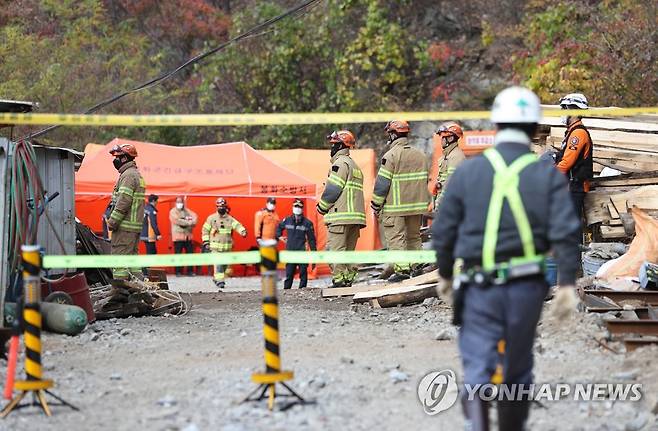 구조작업 이어지는 봉화 광산 붕괴 현장 (봉화=연합뉴스) 김현태 기자 = 31일 오전 경북 봉화군 한 아연 채굴 광산에서 붕괴사고 구조작업이 이어지고 있다. 이곳에서는 지난 26일 붕괴사고가 발생해 2명이 고립됐으며 소방당국과 광산 관계자들이 구조작업을 이어가고 있다. 2022.10.31 mtkht@yna.co.kr