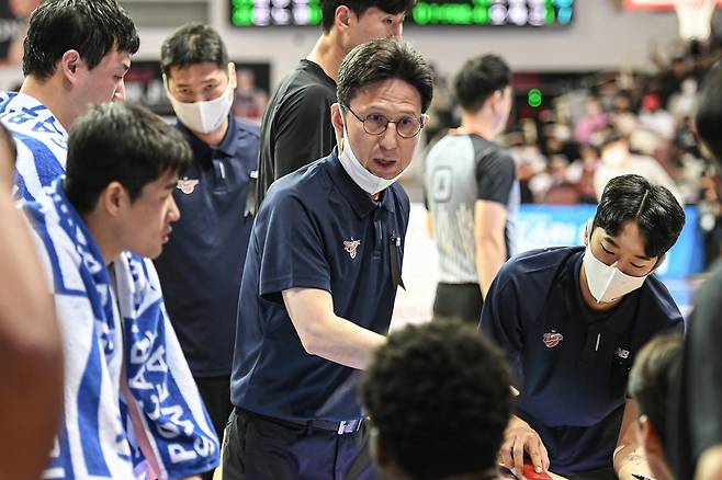 작전을 지시하는 kt 서동철 감독 [KBL 제공. 재판매 및 DB 금지]