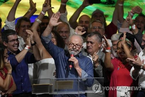 브라질 대선 결선 승리 후 축하 받는 룰라 전 대통령     (상파울루 AP=연합뉴스) 브라질 대선 결선투표에서 승리한 루이스 이나시오 룰라 다시우바 전 대통령(가운데)이 30일(현지시간) 상파울루에서 축하를 받고 있다. 이날 치러진 결선투표에서 룰라 후보는 자이르 보우소나루 현 대통령에 신승을 거뒀다. 룰라 당선인은 2003∼2010년 대통령직을 연임한 데 이어 이번에 또 당선돼 브라질 역사상 처음으로 대통령 3선에 성공했다. 2022.10.31
    ddy04002@yna.co.kr