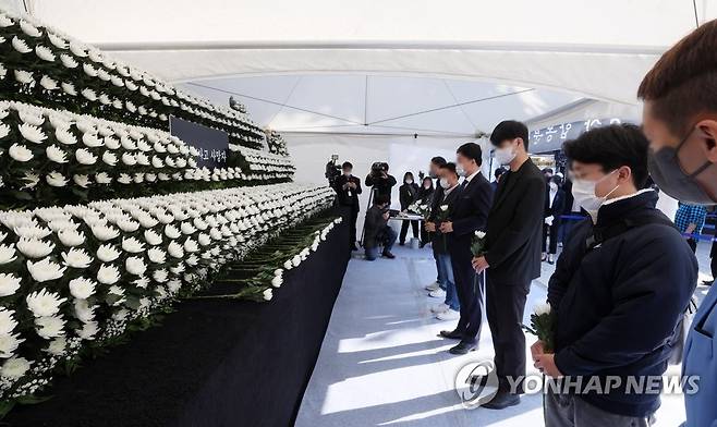 이태원 참사 피해자 추모하는 시민들 (서울=연합뉴스) 김주성 기자 = 31일 오전 서울 용산구 녹사평역광장에 설치된 이태원 압사 참사 합동분향소에서 시민들이 희생자들을 애도하고 있다. 2022.10.31 [공동취재] utzza@yna.co.kr