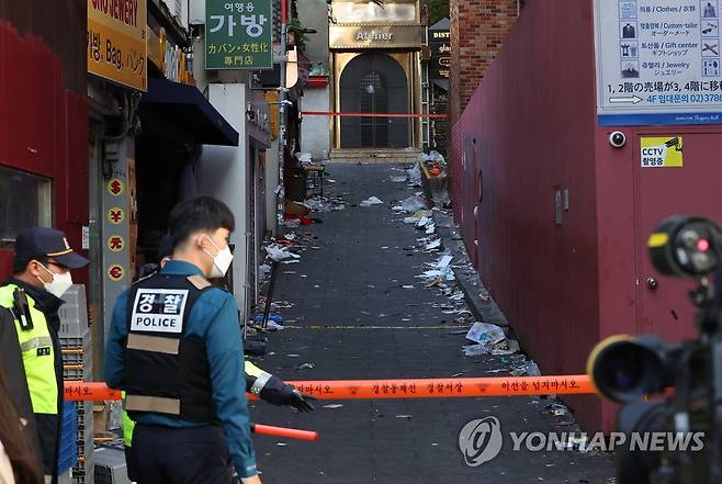 출입 통제된 사고 현장 (서울=연합뉴스) 김도훈 기자 = 31일 오전 서울 용산구 이태원 '핼러윈 인파' 압사 사고 현장 출입이 통제되고 있다. 2022.10.31 superdoo82@yna.co.kr