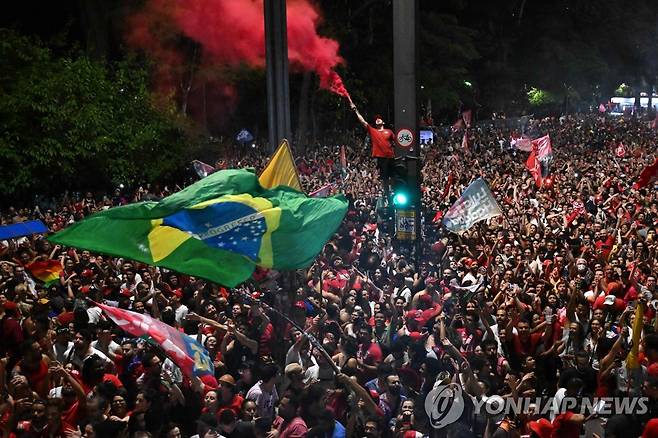 룰라 당선 축하 위해 모인 브라질 주민들 (상파울루 AFP=연합뉴스) 30일(현지시간) 브라질 상파울루 파울리스타 대로에서 시민들이 루이스 이나시우 룰라 다시우바 대통령 당선인 연설을 듣고 있다. 2022.10.31