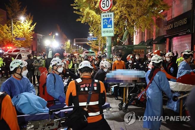 환자후송하는 구급대원 (서울=연합뉴스) 서대연 기자 = 지난 29일 발생한 서울 용산구 이태원 핼러윈 인명사고 현장에서 부상자가 병원으로 후송되고 있는 모습. 2022.10.30 pdj6635@yna.co.kr