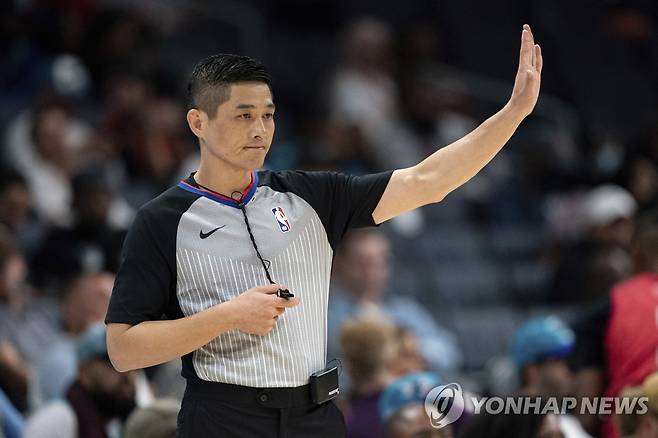 11일 NBA 시범경기에 나선 황인태 심판 [AP=연합뉴스 자료사진]