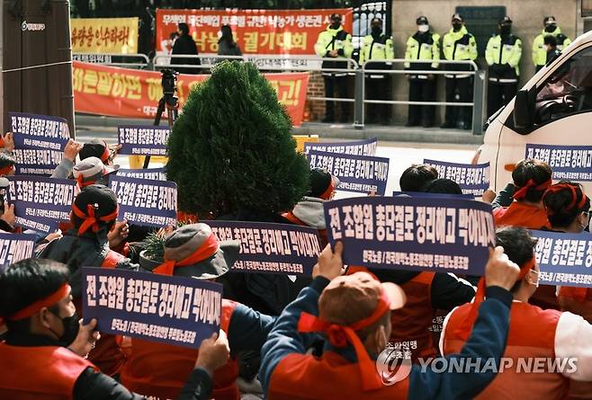 정리해고 철회 촉구하는 푸르밀 노조 (서울=연합뉴스) 류효림 기자 = 전국화학노조 산하 푸르밀 노조가 26일 서울 영등포구 푸르밀 본사 앞에서 푸르밀 정리해고 규탄 결의대회를 열고 정리해고 철회를 촉구하고 있다. 2022.10.26 ryousanta@yna.co.kr