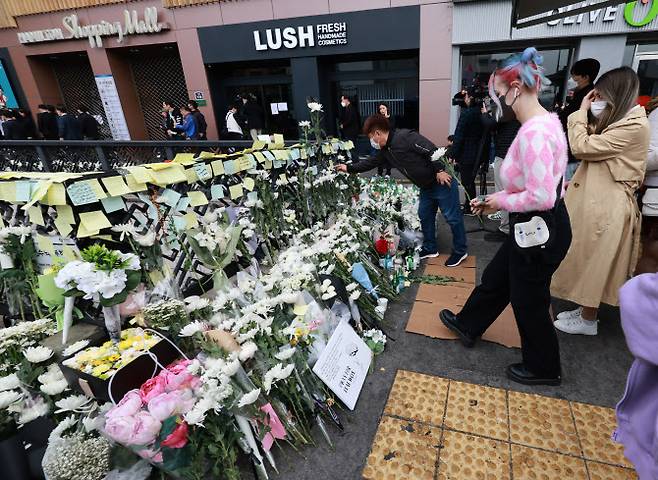 1일 서울 용산구 이태원역 1번 출구 앞 참사 추모 공간에서 이스라엘에서 온 관광객들이 고인을 추모하는 헌화를 하고 있다. 관광을 위해 한국을 찾은 이들은 참사 당일 이태원을 방문했다고 취재진에게 설명했다.(사진=연합뉴스)