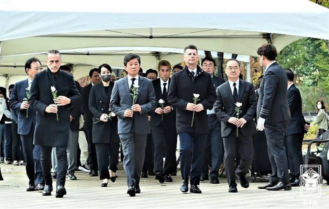 파울루 벤투 남자 축구 국가대표팀 감독과 콜린 벨 여자대표팀 감독이 정몽규 대한축구협회장과 함께 1일 오전 서울시청 앞 광장에 마련된 이태원 사고 희생자 분향소를 찾아 조문했다. 왼쪽부터 벤투 감독, 정몽규 회장, 벨 감독. 사진=대한축구협회