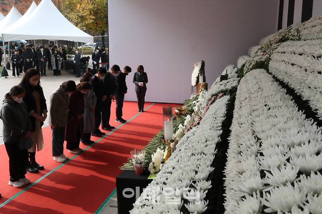 이태원 사고 사망자 합동분향소가 1일 서울 종로구 서울시청 앞 서울광장에 마련된 가운데 시민들이 희생자들을 조문하고 있다. (사진=이데일리 이영훈 기자)