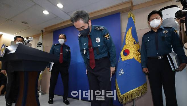 [이데일리 이영훈 기자] 윤희근 경찰청장이 1일 서울 서대문구 경찰청에서 ‘이태원 참사’와 관련해 입장을 밝힌 뒤 인사하고 있다.