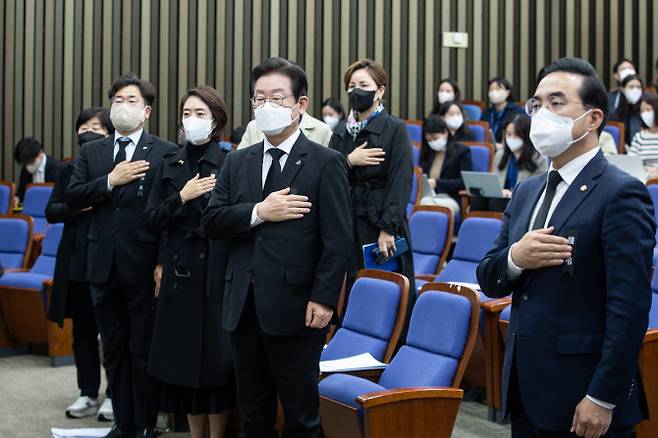 이재명 더불어민주당 대표와 박홍근 원내대표를 비롯한 의원들이 1일 서울 여의도 국회에서 열린 정책의원총회에서 국민의례를 하고 있다. (사진= 뉴스1)