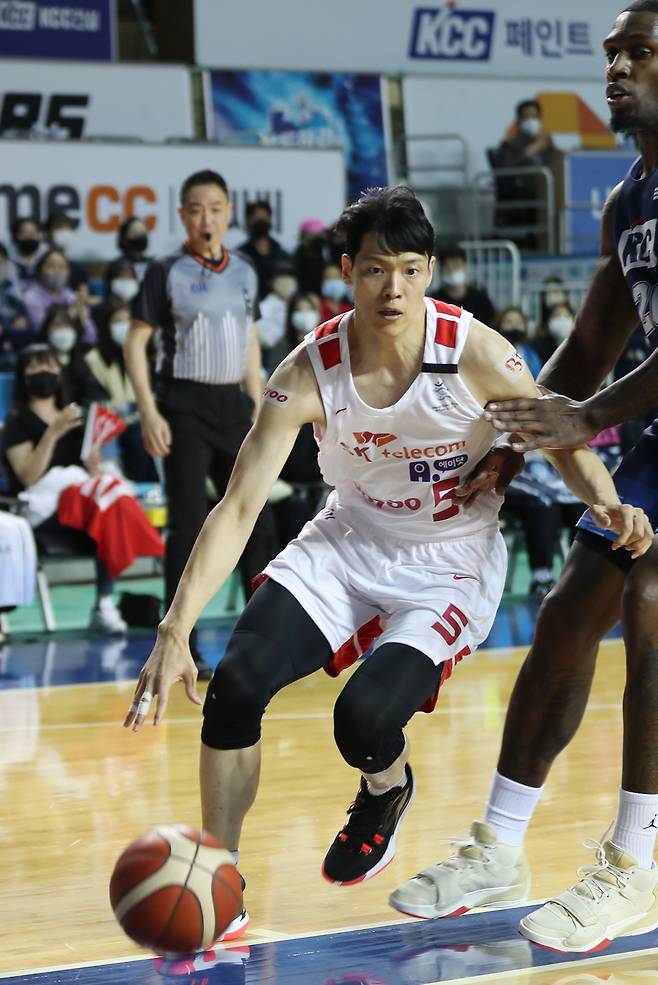 서울 SK 나이츠의 김선형이 31일 오후 전주실내체육관에서 열린 2022-2023 KBL 전주 KCC 이지스와의 경기에서 수비를 뚫고 있다. (전주=연합뉴스)