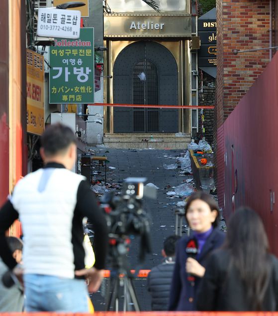 31일 오전 서울 용산구 '핼러윈 인파' 압사 사고 현장 인근에서 싱가포르 매체 관계자들이 현장을 취재하고 있다. (사진=연합뉴스)