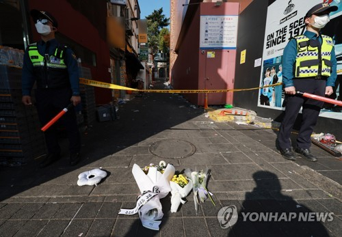 이태원 압사 사고 현장에 추모의 꽃다발 〈사진=연합뉴스〉