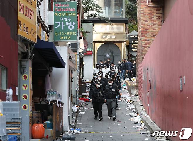 31일 오후 서울 용산구 이태원 핼러윈 압사 참사 현장에서 국립과학수사연구원과 경찰 등 수사관들이 현장감식을 마친 후 철수하고 있다. (공동취재) 2022.10.31/뉴스1 ⓒ News1 구윤성 기자