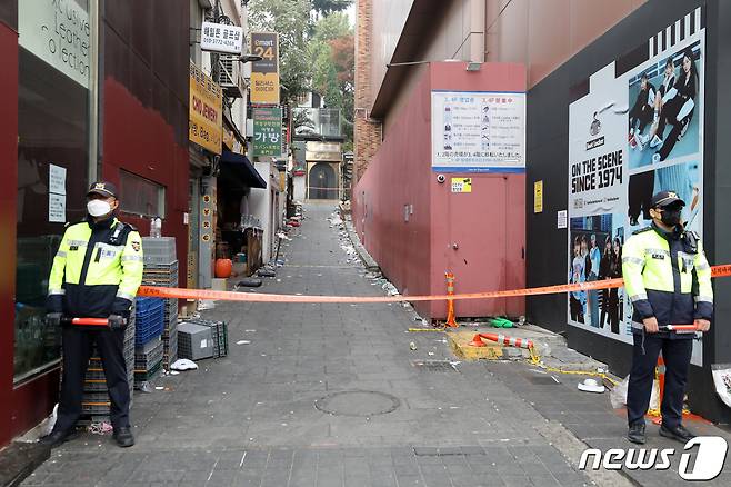 1일 오전 서울 용산구 해밀톤 호텔 이태원 압사 참사 사건 현장에 해밀톤 호텔 측 분홍 철제 가벽이 설치돼 있다.. 2022.11.1/뉴스1 ⓒ News1 이승배 기자