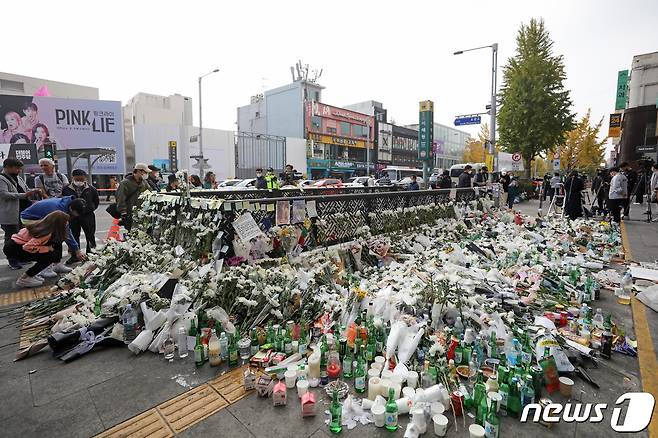 1일 서울 용산구 이태원역 1번 출구에 마련된 이태원 핼러윈 압사 참사 추모공간을 찾은 시민들이 희생자들을 추모하고 있다. 2022.11.1/뉴스1 ⓒ News1 이승배 기자