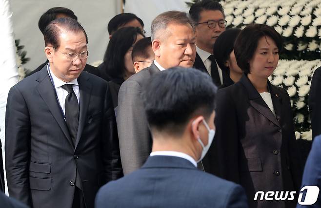 이상민 행정안전부 장관이 1일 오전 서울 용산구 녹사평역 광장에 설치된 이태원 사고 사망자 합동분향소를 윤석열 대통령과 함께 방문하고 있다. 2022.11.1/뉴스1 ⓒ News1 박세연 기자