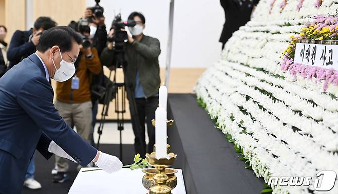 유정복 인천시장이 31일 인천시청 대회의실에 마련된 이태원 사고 사망자 합동분향소에서 조문을 하고 있다.(인천시 제공) 2022.10.31/뉴스1