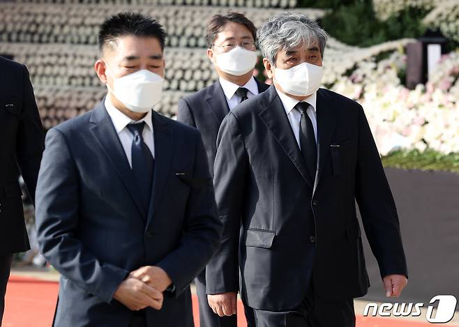 한상혁 방송통신위원장이 1일 오후 서울 중구 서울시청 앞 광장에 마련된 이태원 사고 사망자 합동 분향소를 찾아 추모 후 이동하고 있다. (공동취재) 2022.11.1/뉴스1 ⓒ News1 이동해 기자