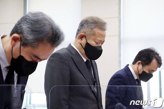 이상민 행정안전부 장관과 윤희근 경찰청장, 남화영 소방청장 직무대리가 1일 서울 여의도 국회에서 열린 행정안전위원회 제400회국회(정기회) 제7차 전체 회의에 참석해 이태원 참사 희생자 추모 묵념을 하고 있다. 2022.11.1/뉴스1 ⓒ News1 조태형 기자