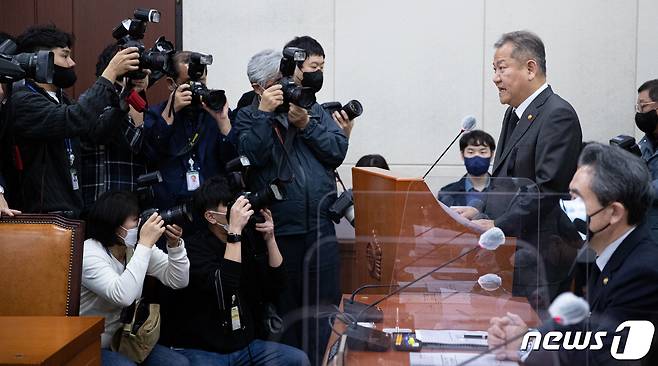 이상민 행정안전부 장관이 1일 오후 서울 여의도 국회에서 열린 제400회 국회(정기회) 제7차 행정안전위원회 전체회의에서 이태원 사고 관련 현안 보고를 하고 있다. 2022.11.1/뉴스1 ⓒ News1 이재명 기자