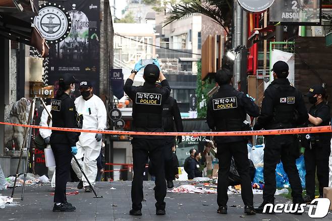 서울경찰청 수사본부와 국립과학수사연구원 관계자들이 31일 오후 이태원 참사가 일어난 서울 용산구 이태원역 인근에서 현장감식을 진행하고 있다. (공동취재) 2022.10.31/뉴스1 ⓒ News1 구윤성 기자