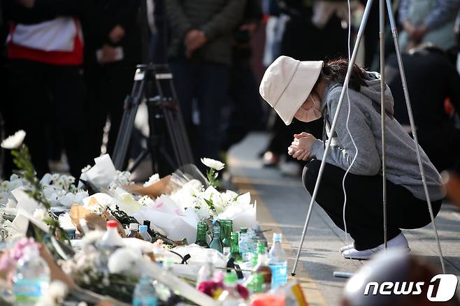 1일 서울 용산구 이태원역 1번 출구에 마련된 이태원 핼러윈 압사 참사 추모공간을 찾은 한 시민이 희생자들을 추모하고 있다. 2022.11.1/뉴스1 ⓒ News1 이승배 기자