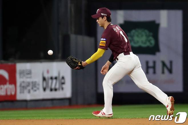 19일 오후 경기 수원시 장안구 KT위즈파크에서 열린 ‘2022 신한은행 SOL KBO 포스트시즌’ 준플레이오프 3차전 키움 히어로즈와 KT 위즈의 경기 3회말 무사 2루 상황에서 키움 신준우가 KT 알포드의 땅볼 타구를 놓치고 있다. 2022.10.19/뉴스1 ⓒ News1 황기선 기자