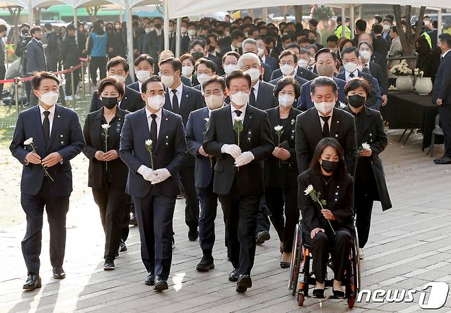 이재명 더불어민주당 대표와 박홍근 원내대표를 비롯한 당 소속 의원들이 1일 오후 서울광장에 마련된 '이태원 사고 사망자 합동분향소'에서 추모를 위해 입장하고 있다. (공동취재) 2022.11.1/뉴스1 ⓒ News1 이동해 기자