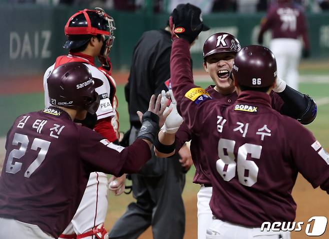 1일 오후 인천시 미추홀구 SSG 랜더스필드에서 열린 프로야구 '2022 신한은행 SOL KBO 포스트시즌' 한국시리즈 1차전 키움 히어로즈와 SSG 랜더스의 경기, SSG 김성현이 6회말 2사 있다. 2022.11.1/뉴스1 ⓒ News1 김진환 기자