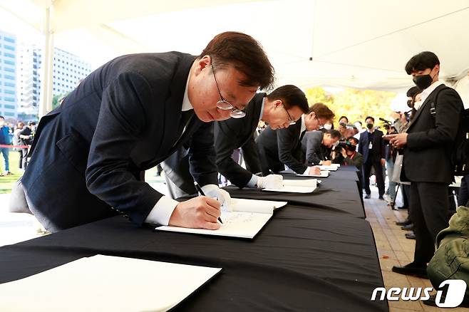 조규홍 보건복지부 장관이 31일 오전 서울광장에 마련된 '이태원 참사' 희생자 합동분향소에서 애도 후 조문록을 작성하고 있다. (보건복지부 제공) 2022.10.31/뉴스1