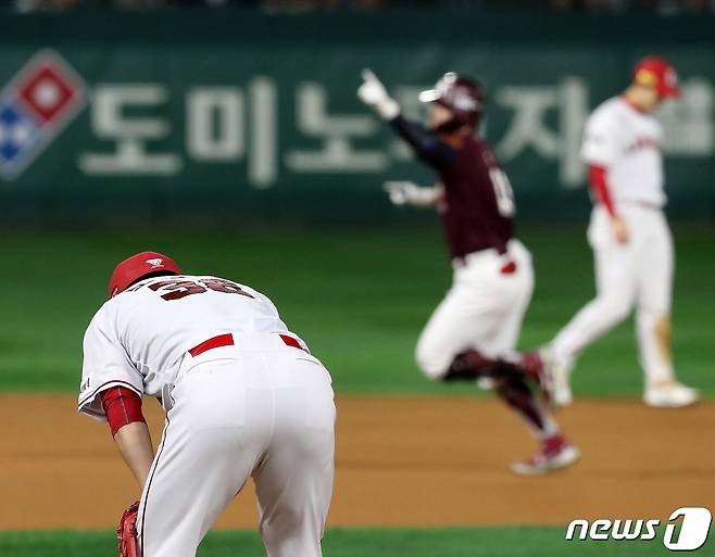 1일 오후 인천시 미추홀구 SSG 랜더스필드에서 열린 프로야구 '2022 신한은행 SOL KBO 포스트시즌' 한국시리즈 1차전 키움 히어로즈와 SSG 랜더스의 경기, SSG 노경은이 9회초 1사 2루에서 키움 전병우에게 역전 투런 홈런을 허용 후 고개를 떨구고 있다. 2022.11.1/뉴스1 ⓒ News1 김진환 기자