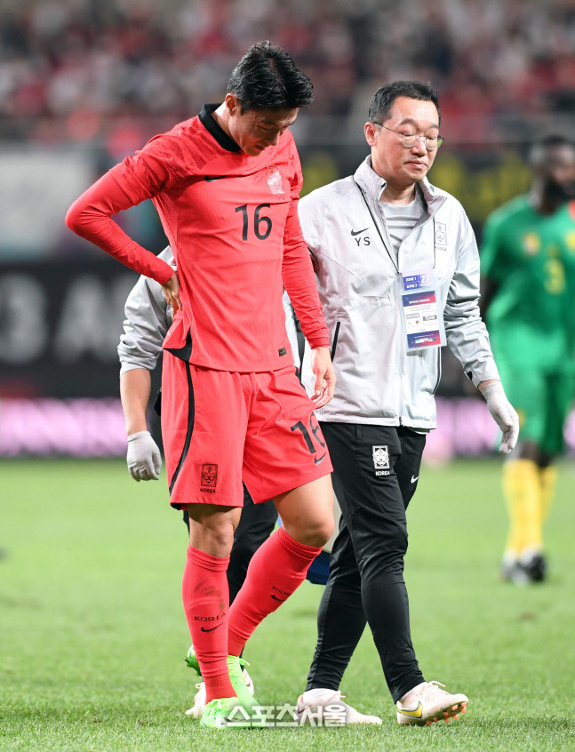 한국 축구대표팀의 황의조가 지난 9월27일 서울월드컵경기장에서 열린 하나은행 초청 카메룬 대표팀과 친선경기에서 부상을 당한 뒤 그라운드를 걸어나가고 있다. 박진업기자 upandup@sportsseoul.com