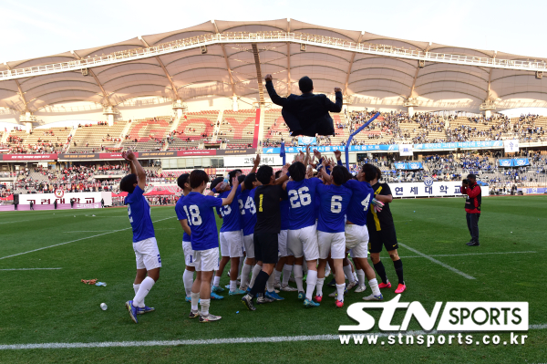 연세대는 28일 고양시 고양종합운동장에서 열린 '2022 정기 연고전' 축구 경기에서 고려대에 1-0으로 승리했다. 선수들이 승리 축하기념으로 최태호 감독 헹가래를 해주고 있다. 사진｜STN스포츠