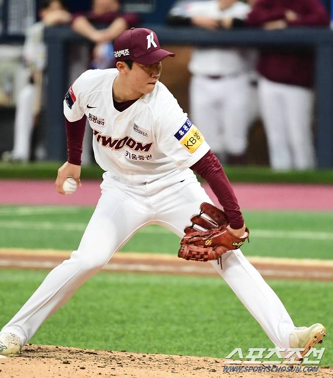 2022 KBO 플레이오프 4차전 LG트윈스와 키움히어로즈의 경기가 28일 고척스카이돔에서 열렸다.  키움 투수 김동혁이 역투하고 있다. 고척=최문영 기자 deer@sportschosun.com/2022.10.28/