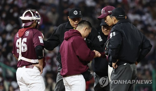 손가락에 생긴 물집으로 인해 경기를 마치는 안우진(키움 히어로즈). ⓒ연합뉴스