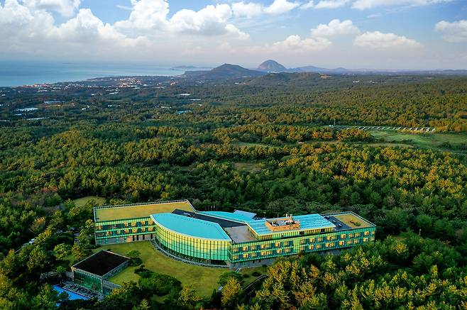 &nbsp;한라산 청정 자연을 품은 위(WE)호텔은 힐링 웰니스 여행의 최적지다