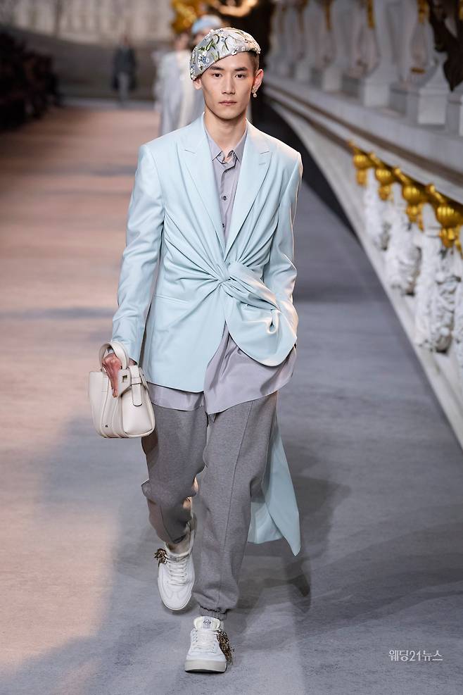 셀프 웨딩에 어울리는 자유로운 분위기의 정장 스타일. ⓒ디올