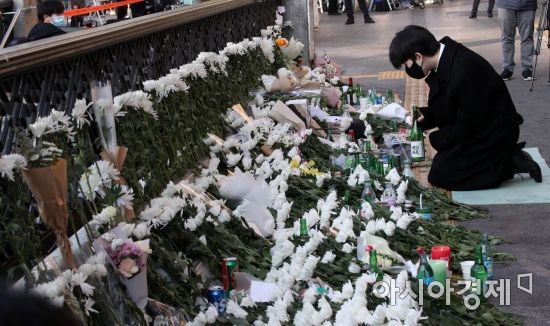 31일 서울 용산구 지하철 6호선 이태원역 1번 출구 앞에 마련된 '핼러윈 인파' 압사 사고 희생자 추모 공간에 한 시민이 희생자들을 추모하고 있다./김현민 기자 kimhyun81@